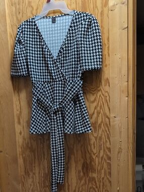 SHEIN Black & White Houndstooth Top